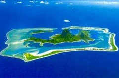 Vista aerea de la isla de Bora Bora con su característica laguna coralina
